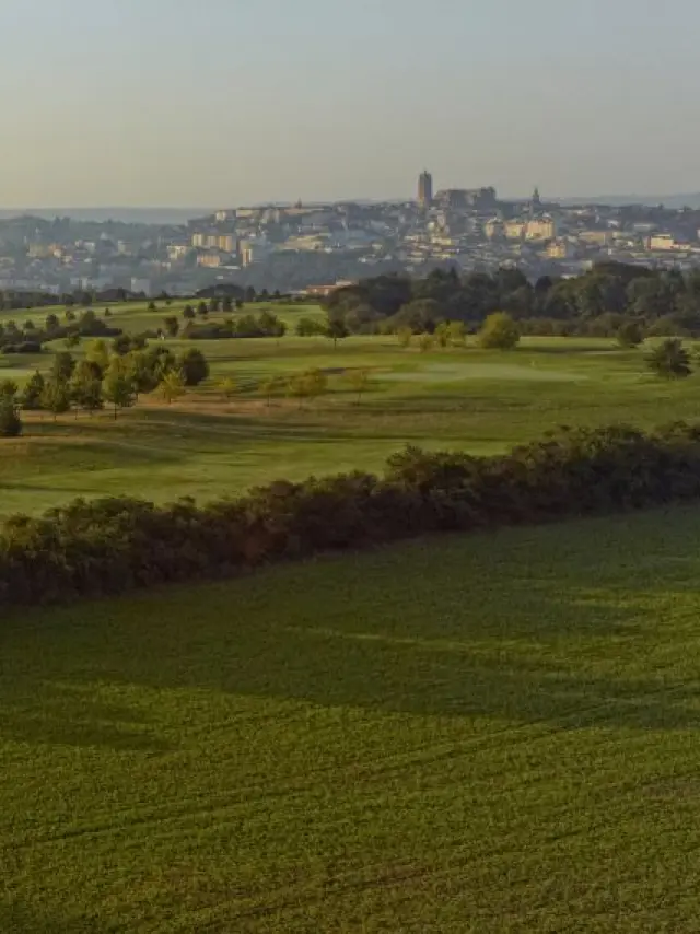 Vue aérienne du Golf du Grand Rodez avec la cathédrale et la ville en deuxième plan