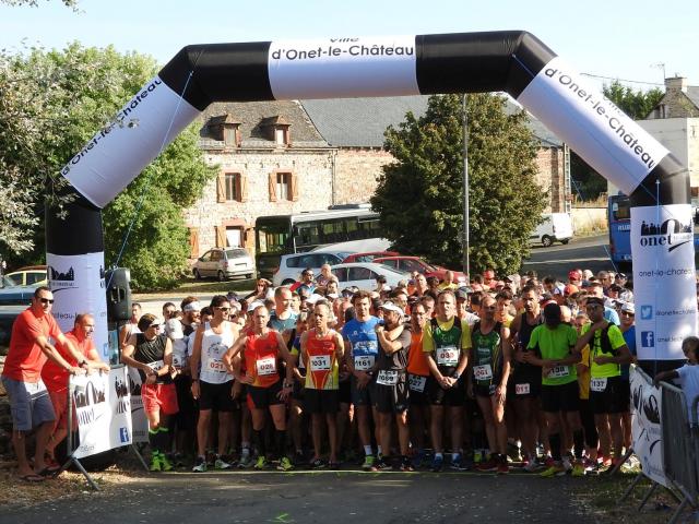 Coureurs prêts pour le départ de l’événement sportif : la Transcastonétoise à Onet-le-Château