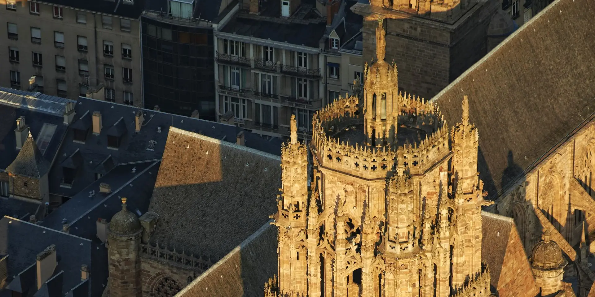 Vue aérienne du clocher de la cathédrale de Rodez et ses détails sculptés