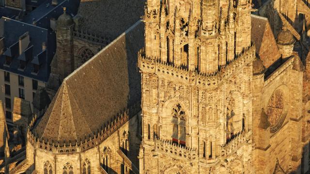 Vue aérienne du clocher de la cathédrale de Rodez et ses détails sculptés