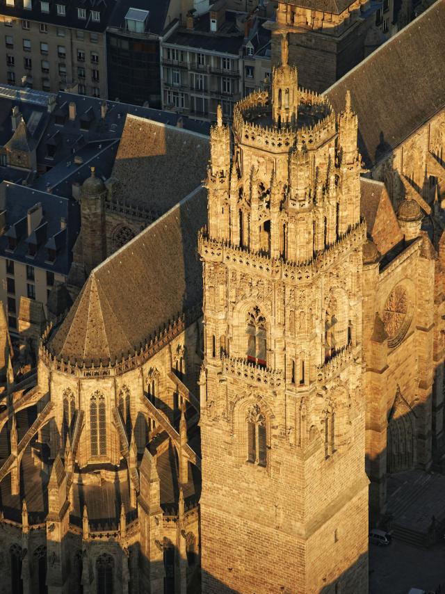 Vue aérienne du clocher de la cathédrale de Rodez et ses détails sculptés