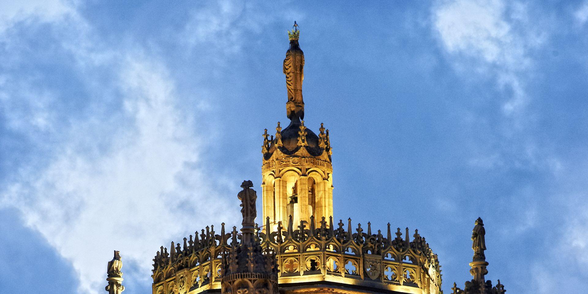 Vue aérienne du sommet du clocher illuminé de la cathédrale de Rodez avec ses gargouilles et ses sculptures