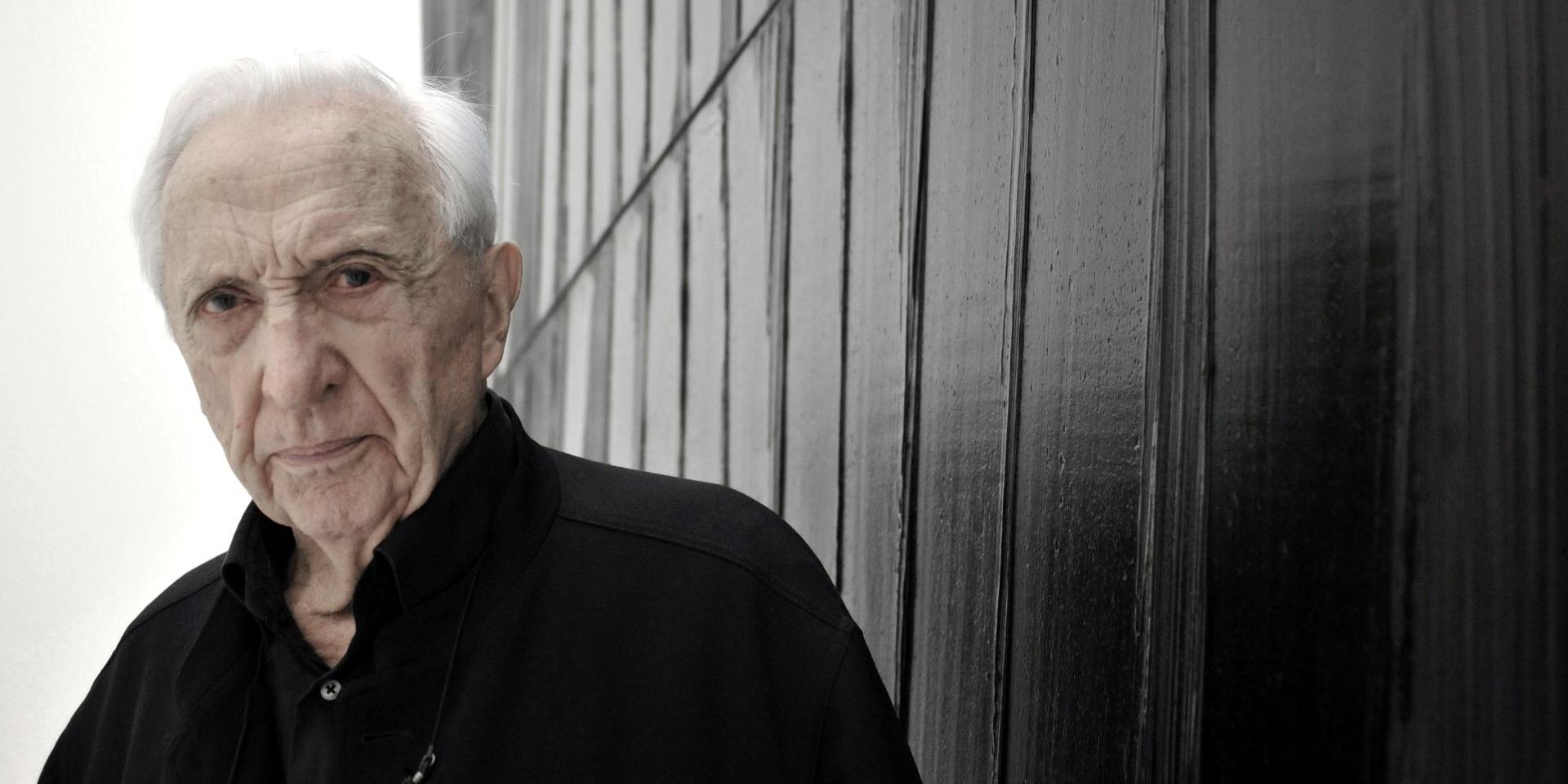 Portrait de l'artiste Pierre Soulages devant un de ses tableaux Outrenoir