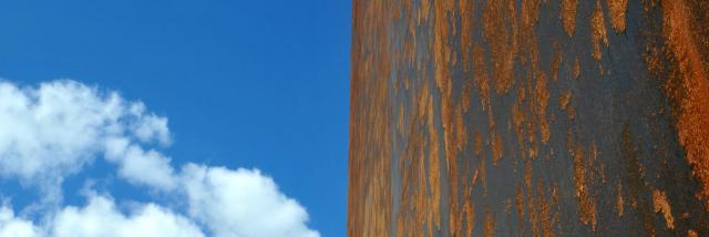 Contraste entre l'acier Corten du musée Soulages et le ciel nuageux
