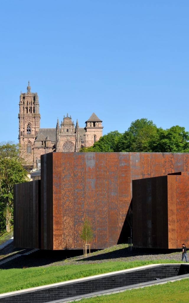 Vue du musée Soulages avec la cathédrale de Rodez en fond