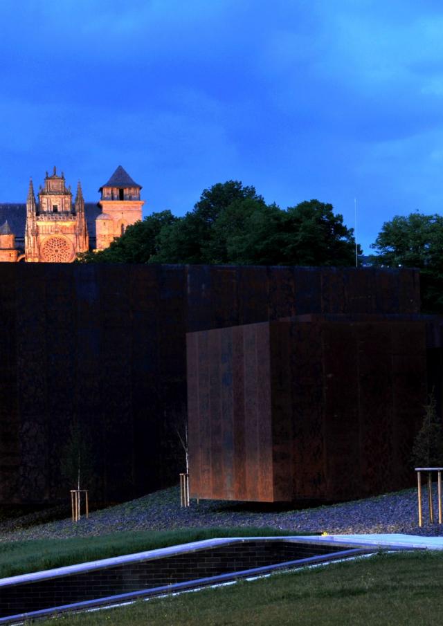 Vue de nuit du musée Soulages et de la cathédrale de Rodez