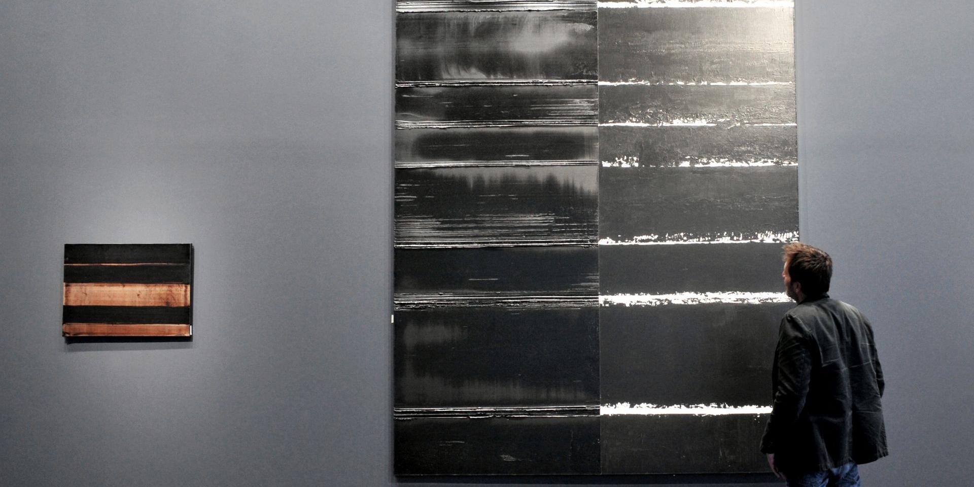 Personne admirant une toile du musée Soulages à Rodez