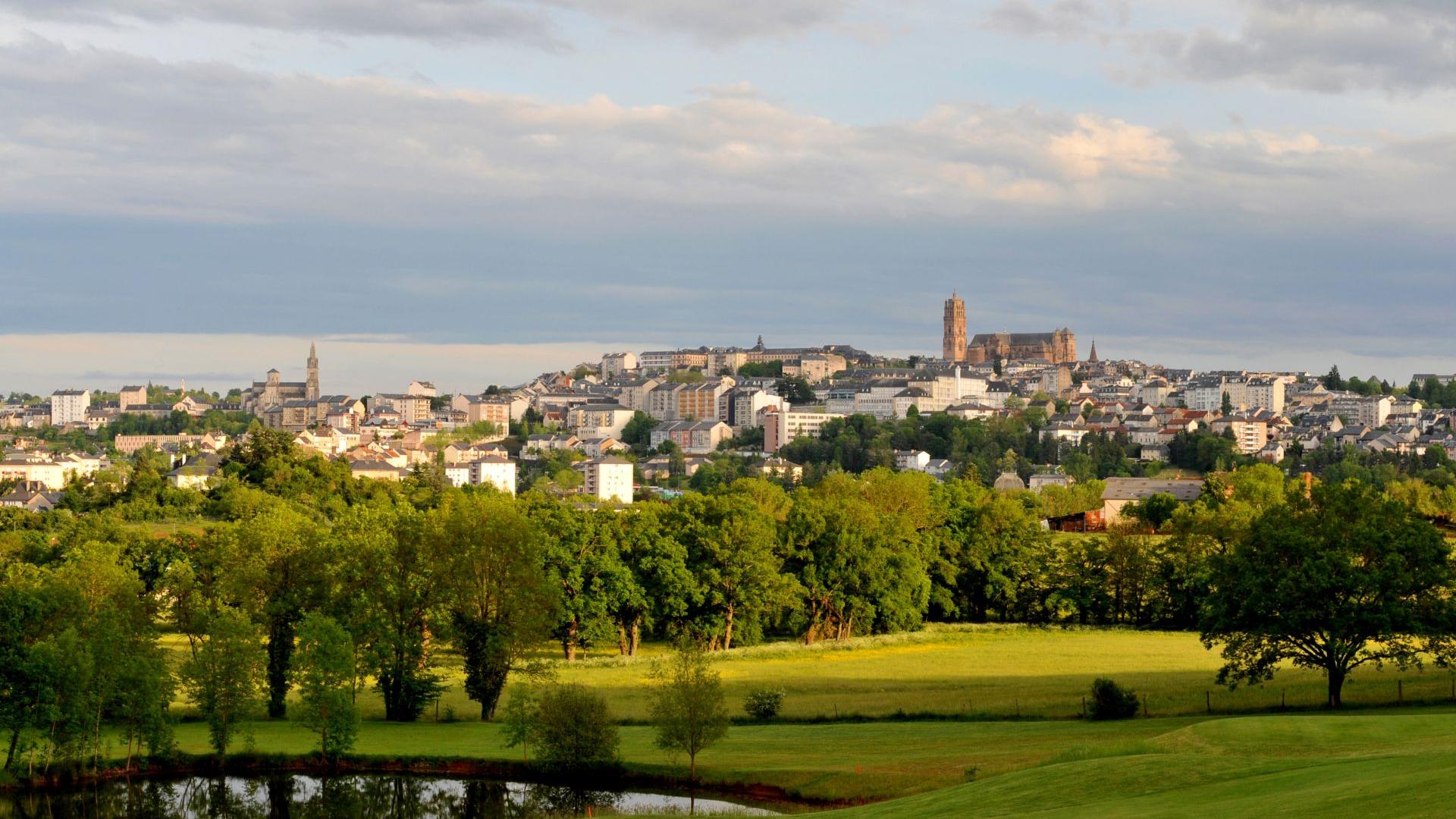 Vue de la ville de Rodez et sa cathédrale depuis le golf, ses arbres et son terrain vallonné
