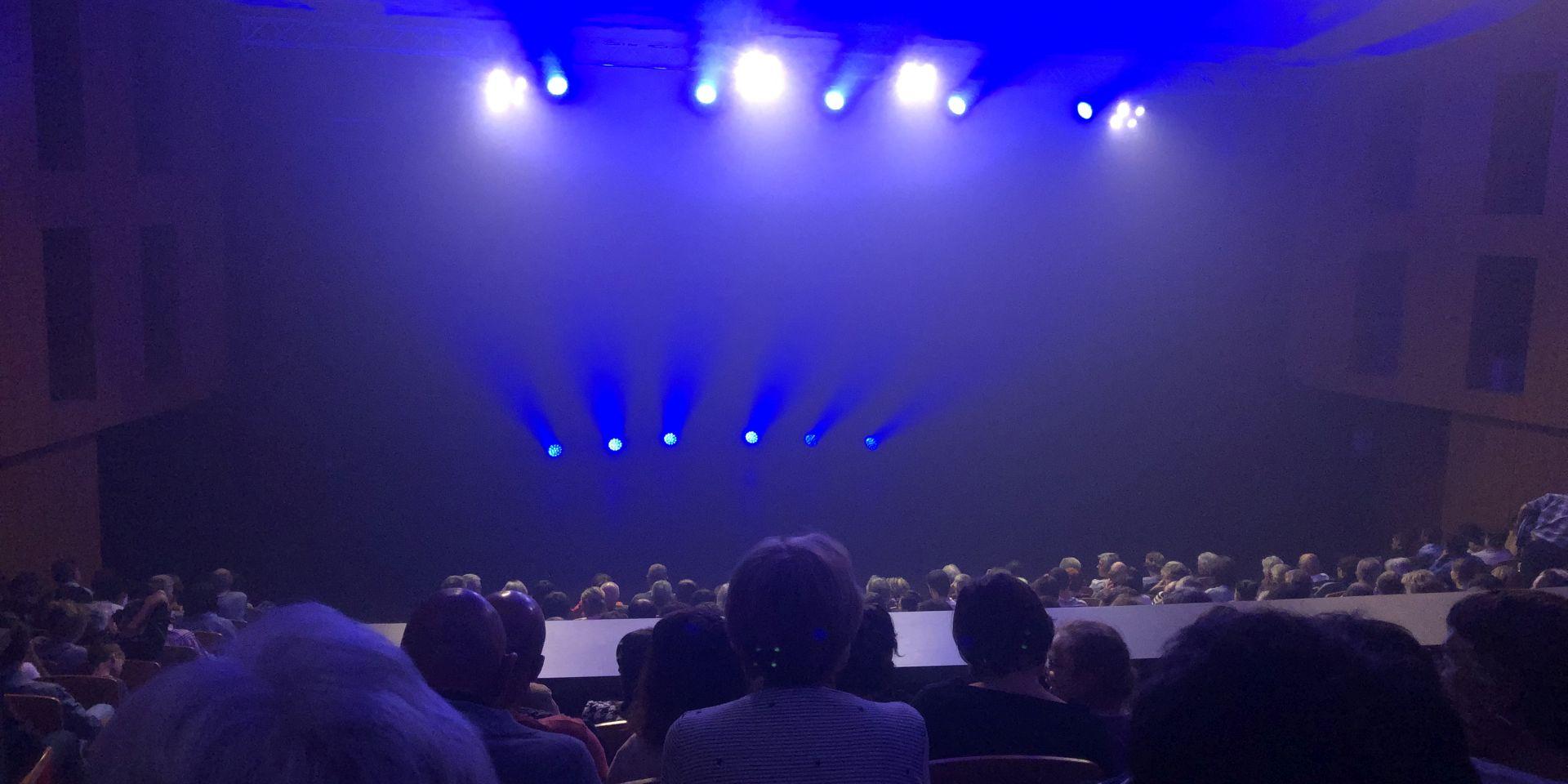 Vue sur la scène du théâtre municipal La Baleine, vue de la foule dans les gradins