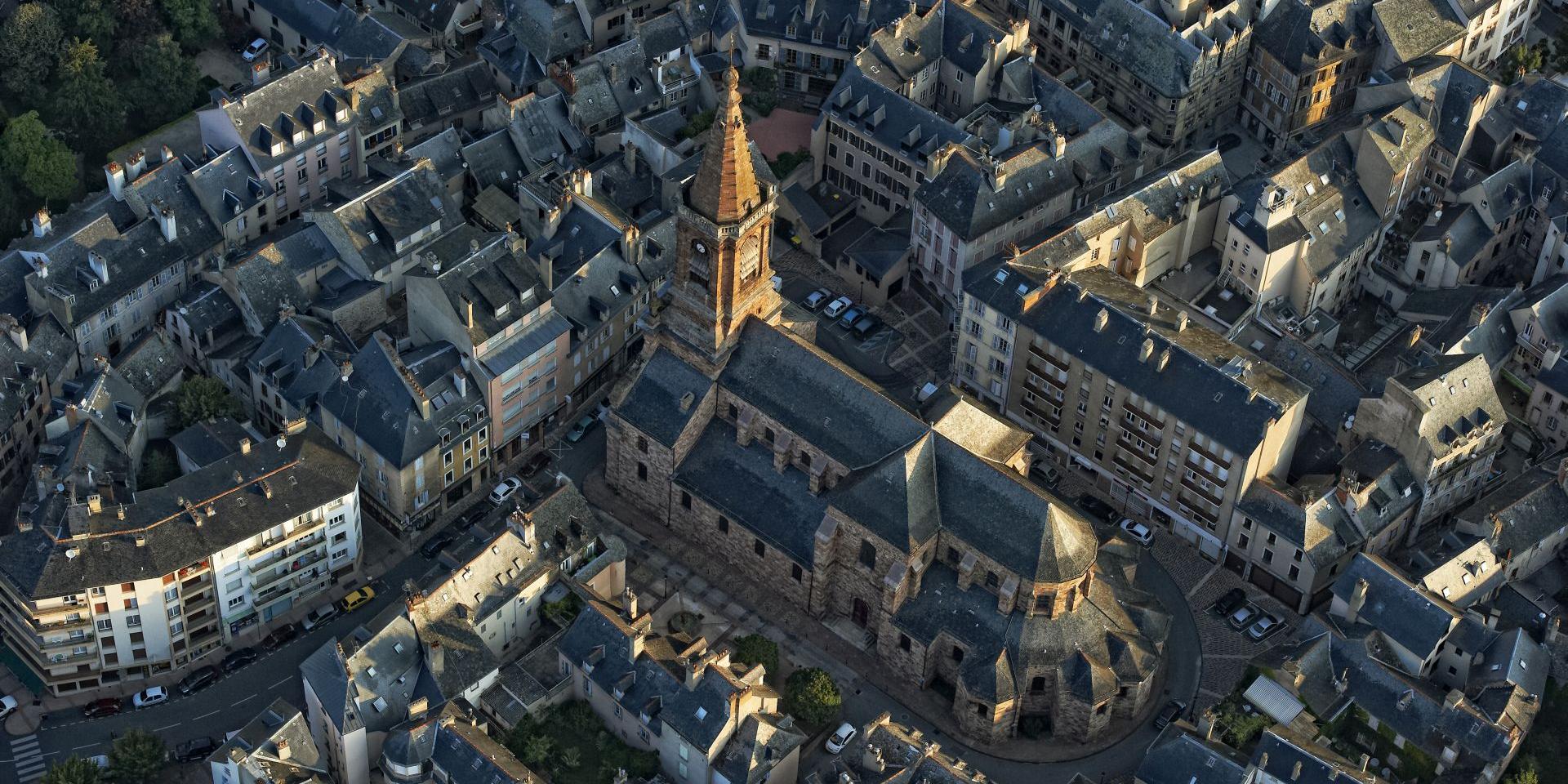 Vue aérienne de l'église Saint-Amans de Rodez au sein de la ville