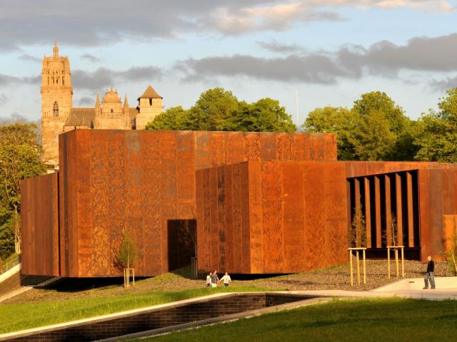 Vue du musée Soulages et cathédrale à Rodez