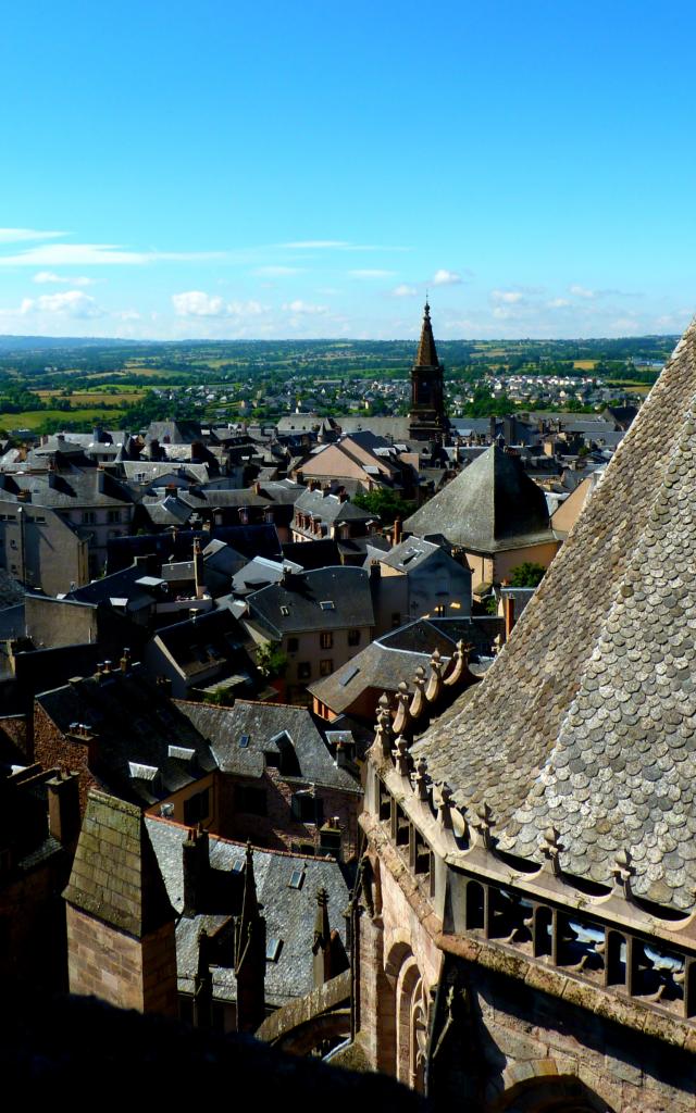 Ardoises du toit de la cathédrale de Rodez et vue sur Saint-Amans