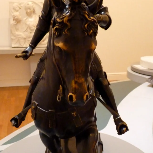 Statue en bronze d'un cavalier casqué sur son cheval au musée Denys-Puech de Rodez