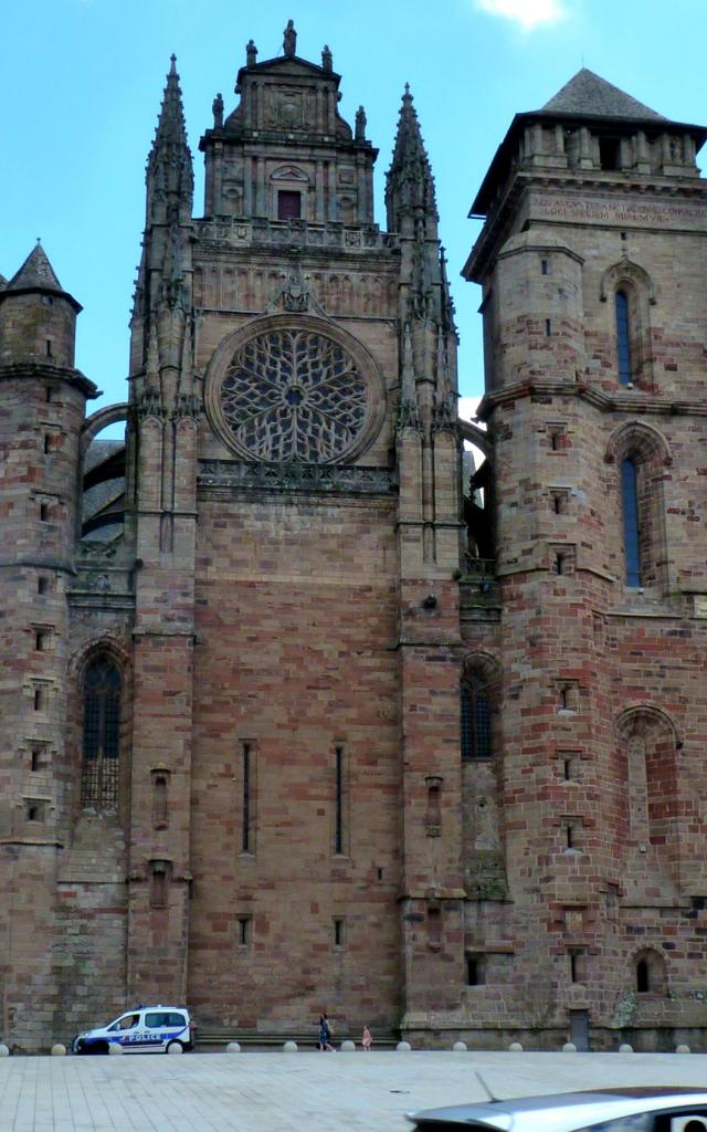 Façade de la cathédrale de grès rose