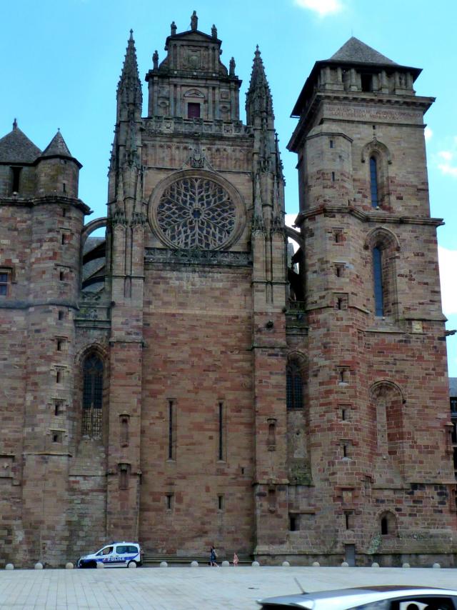 Façade de la cathédrale de grès rose