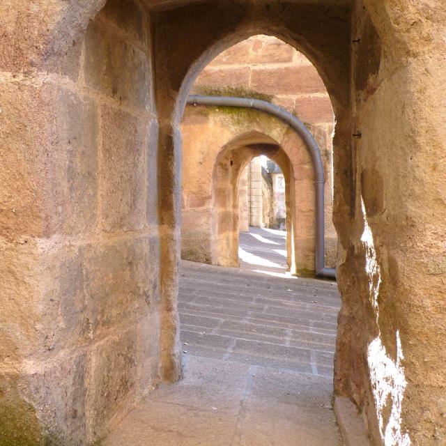 Passage sous les arcs-boutants de la cathédrale