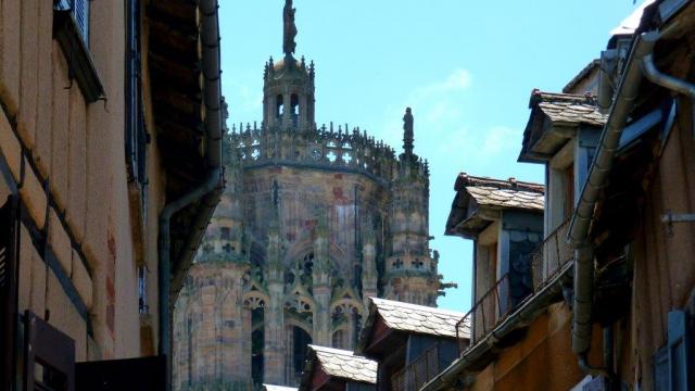 Vue sur le clocher de la cathédrale depuis une ruelle de Rodez