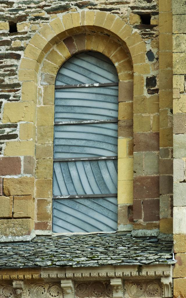 Vitrail de l'abbaye de Conques créé par Soulages