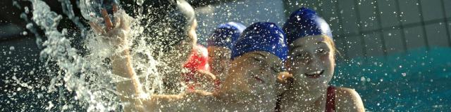 Enfants à la piscine Aquavallon de Rodez