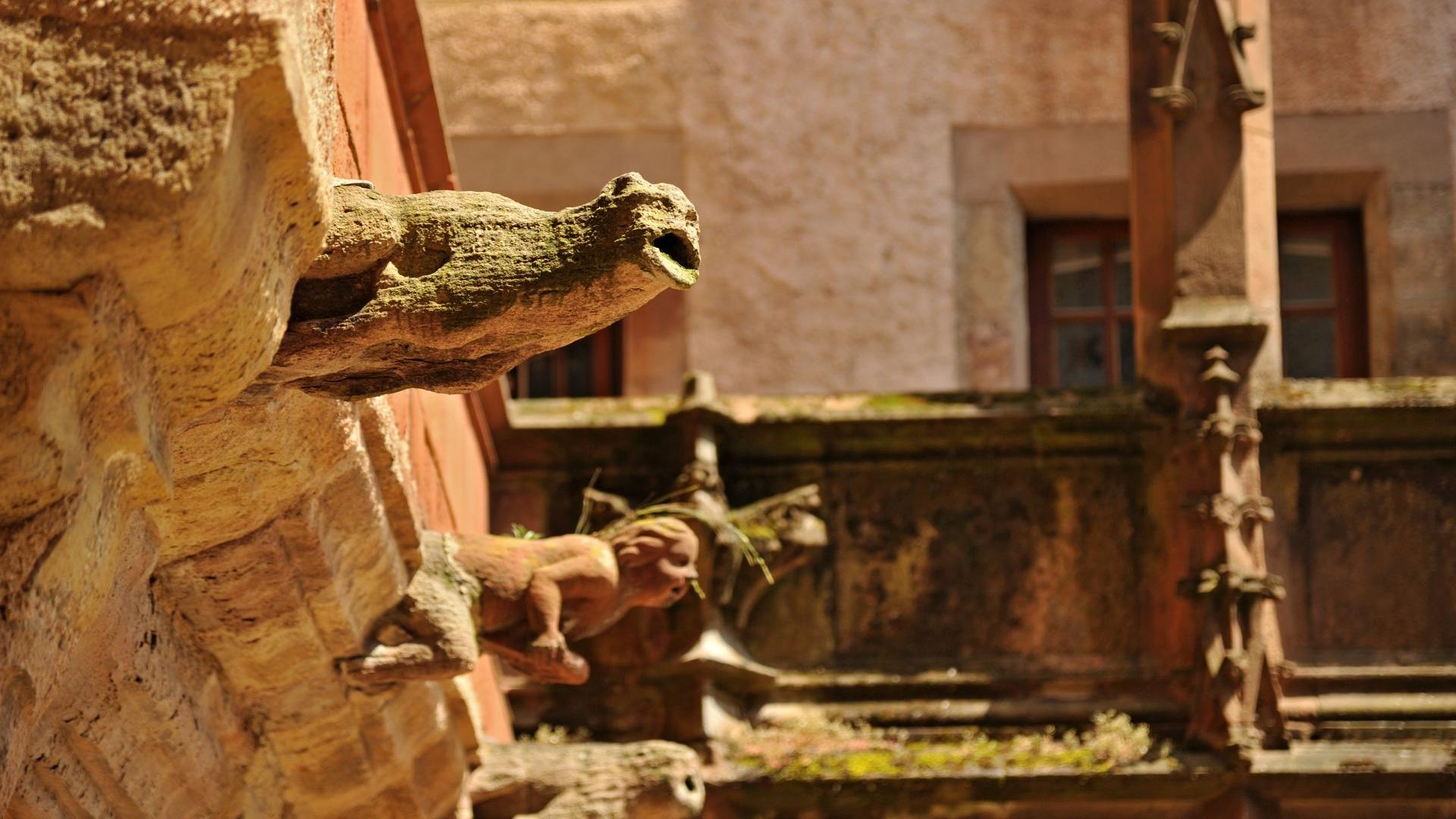 Gargouilles sculptées en pierre de grès dans la cour de la maison de Benoit à Rodez
