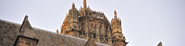 Vue croisée du clocher et du toit de la cathédrale de Rodez