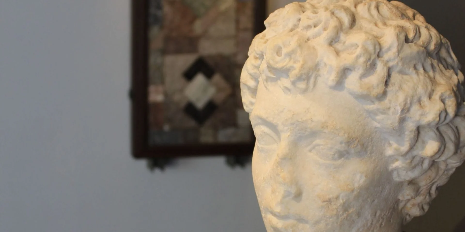 Portrait sculpté en pierre au musée Fenaille