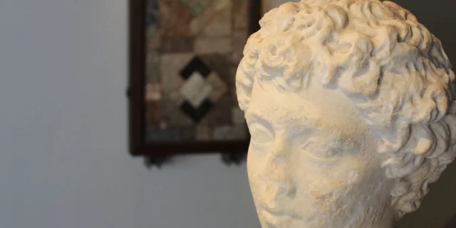 Portrait sculpté en pierre au musée Fenaille