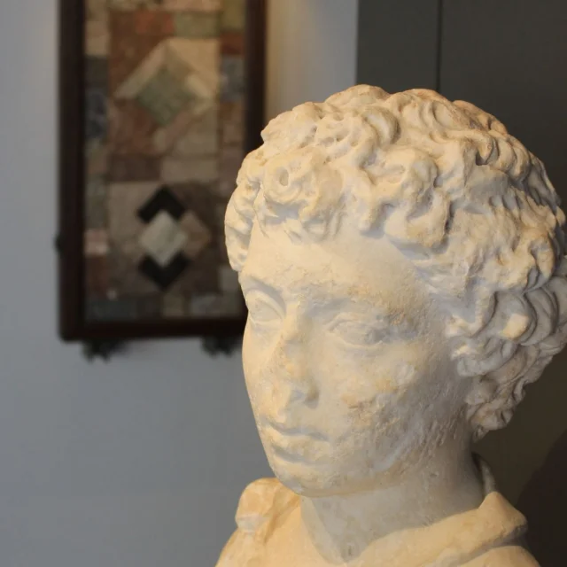 Portrait sculpté en pierre au musée Fenaille