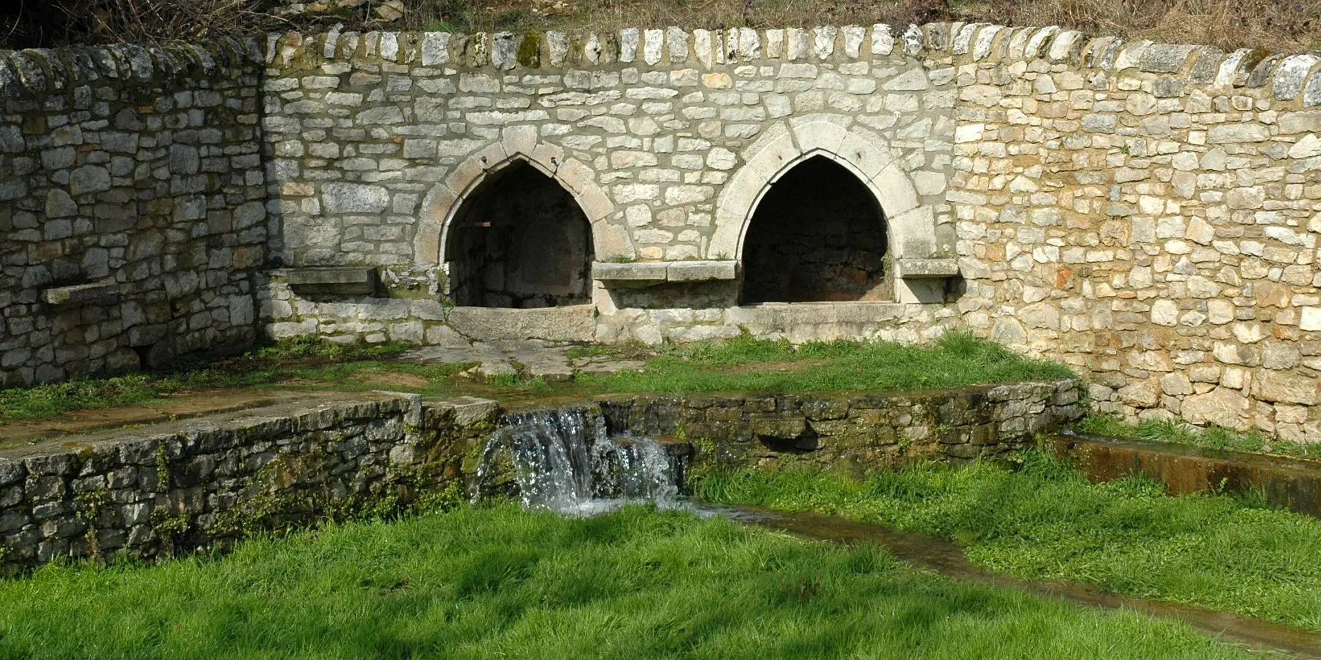Fontaine des Igues avec un ruisseau à Sébazac-Concourès