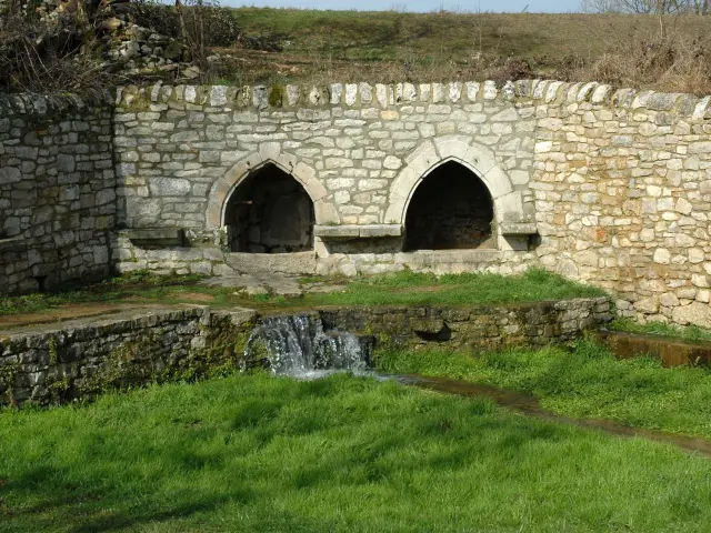Fontaine des Igues avec un ruisseau à Sébazac-Concourès