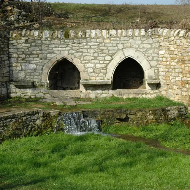 Fontaine des Igues avec un ruisseau à Sébazac-Concourès