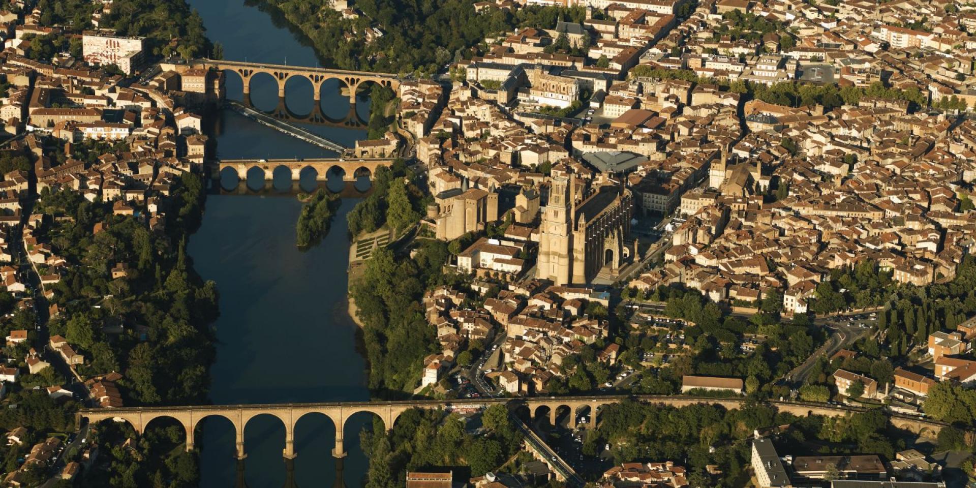 Vue aérienne d'Albi, sa cathédrale Sainte-Cécile, ses toits rouges, ses trois ponts enjambant la rivière du Tarn