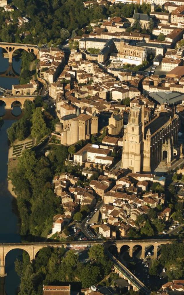 Vue aérienne d'Albi, sa cathédrale Sainte-Cécile, ses toits rouges, ses trois ponts enjambant la rivière du Tarn