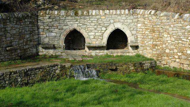 Fontaine des Igues avec un ruisseau à Sébazac-Concourès
