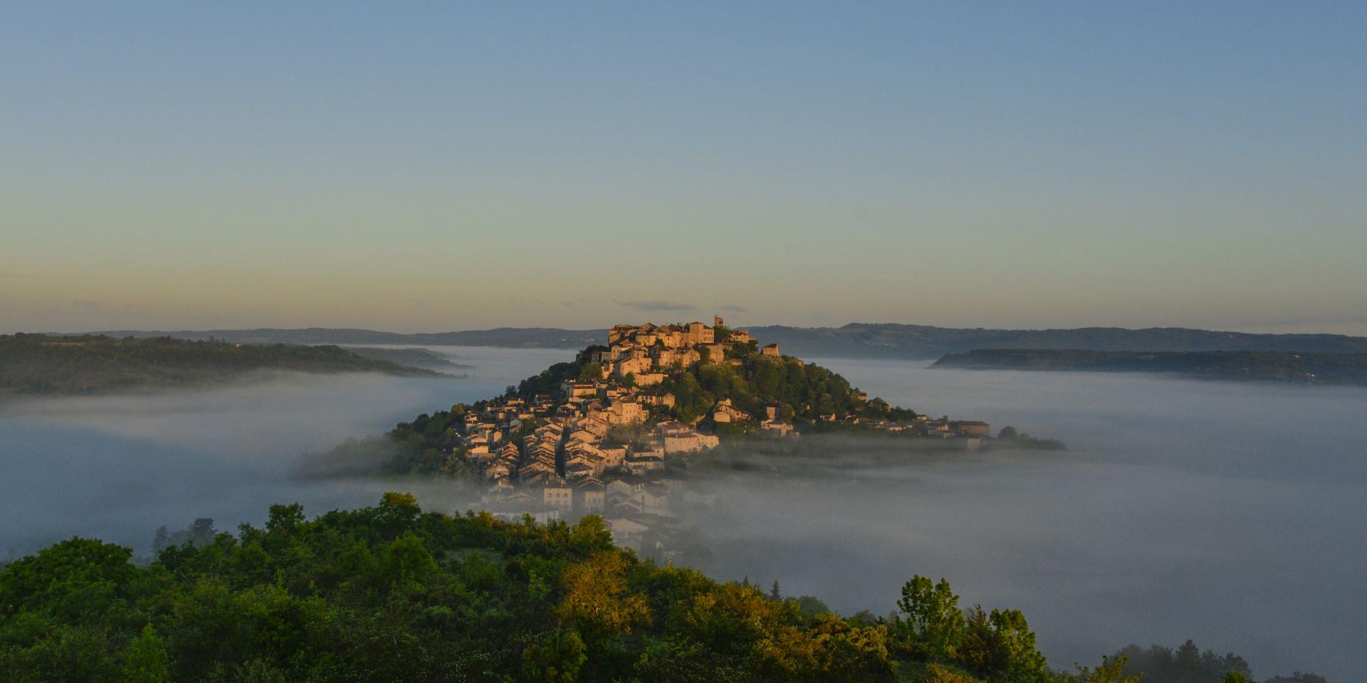 Village de Cordes sur Ciel sur son promontoire au-dessus des nuages