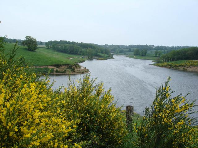 Vue du lac de la Brienne à Planèzes bordé par son chemin piétonnier