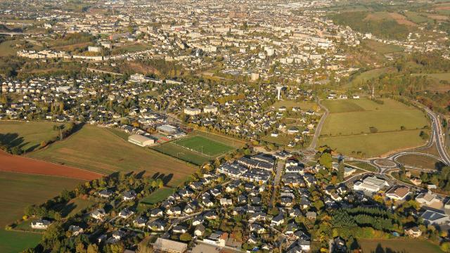 Vue aérienne d'Olemps, son stade, ses voies rapides, et sa proximité avec Rodez