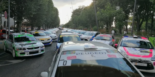 Voitures exposées le long de l'avenue Victor Hugo à Rodez, prêtes pour le Rallye du Rouergue