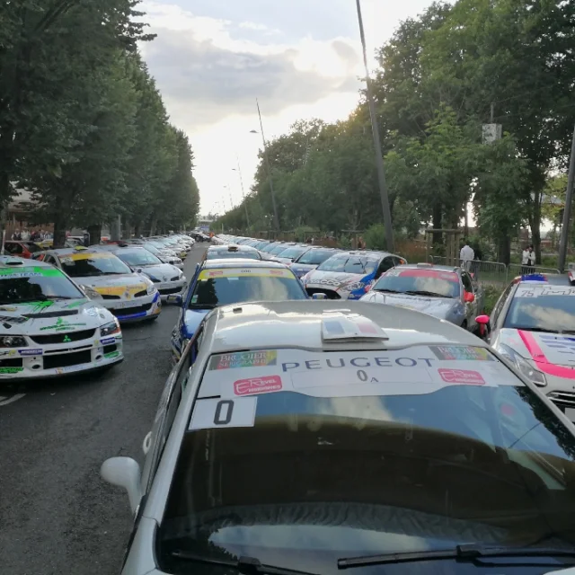 Voitures exposées le long de l'avenue Victor Hugo à Rodez, prêtes pour le Rallye du Rouergue