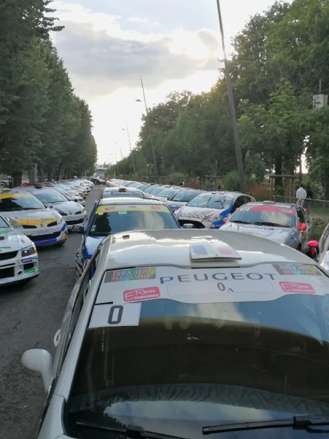 Voitures exposées le long de l'avenue Victor Hugo à Rodez, prêtes pour le Rallye du Rouergue