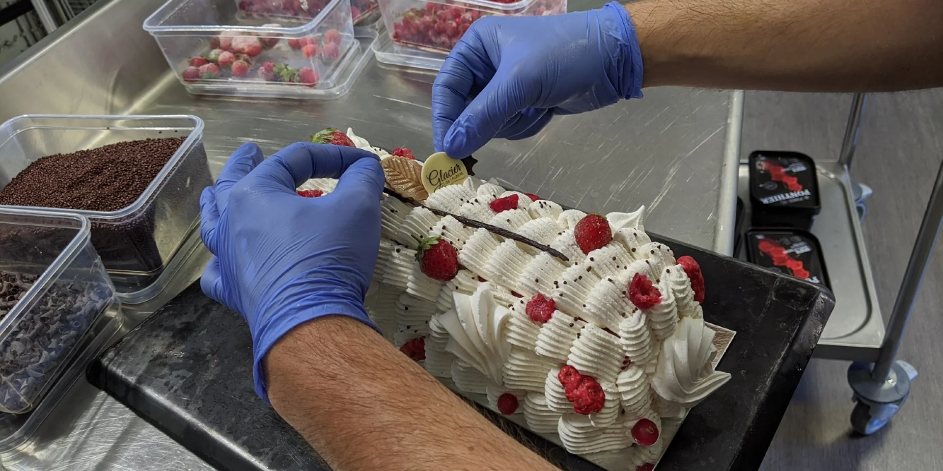 Confection d'un vacherin aux framboises par le Glacier de l'Aubrac : ajustement du décor