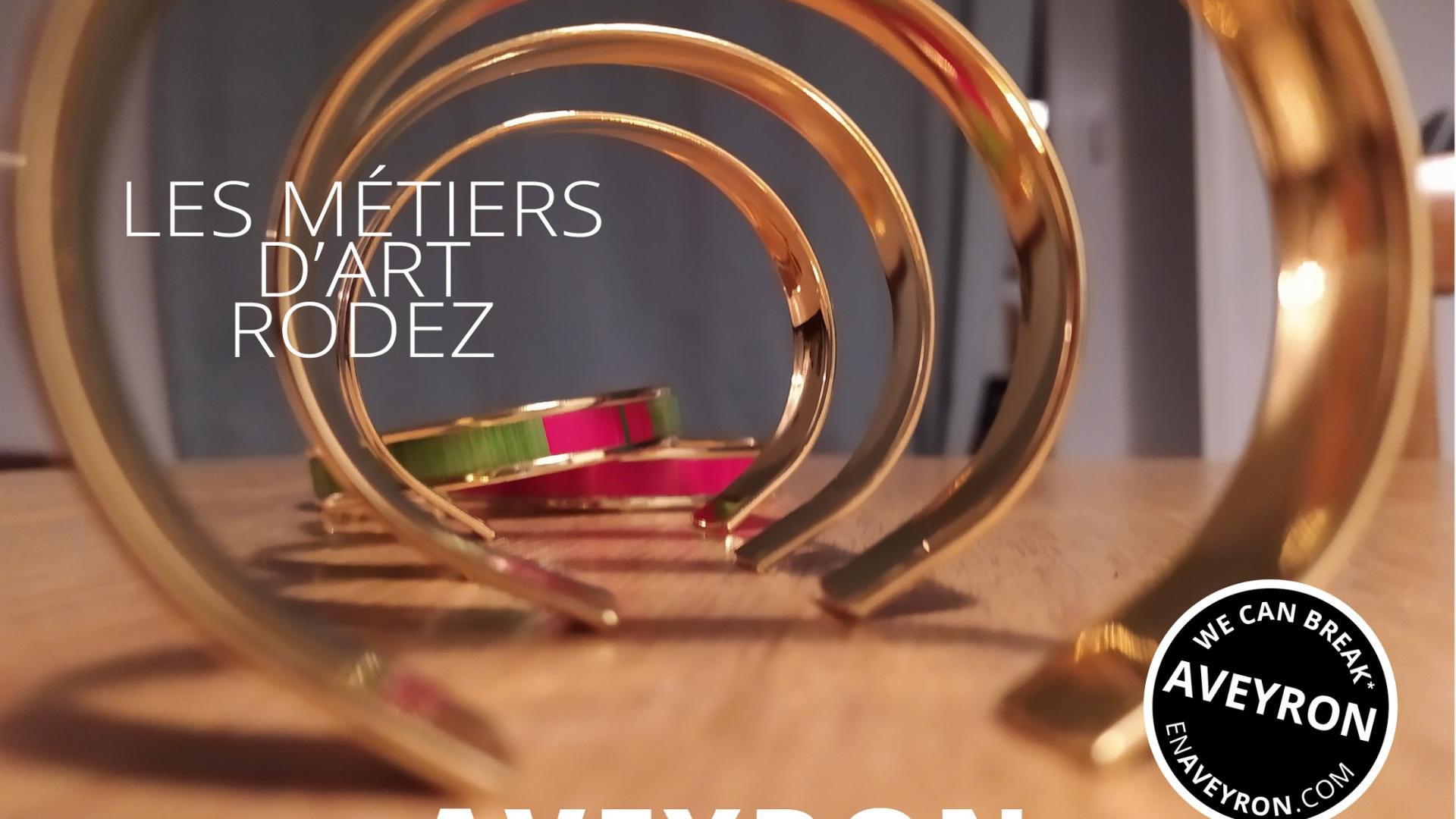 Série de bracelets joncs en marqueterie de paille pour représenter les métiers d'art à Rodez