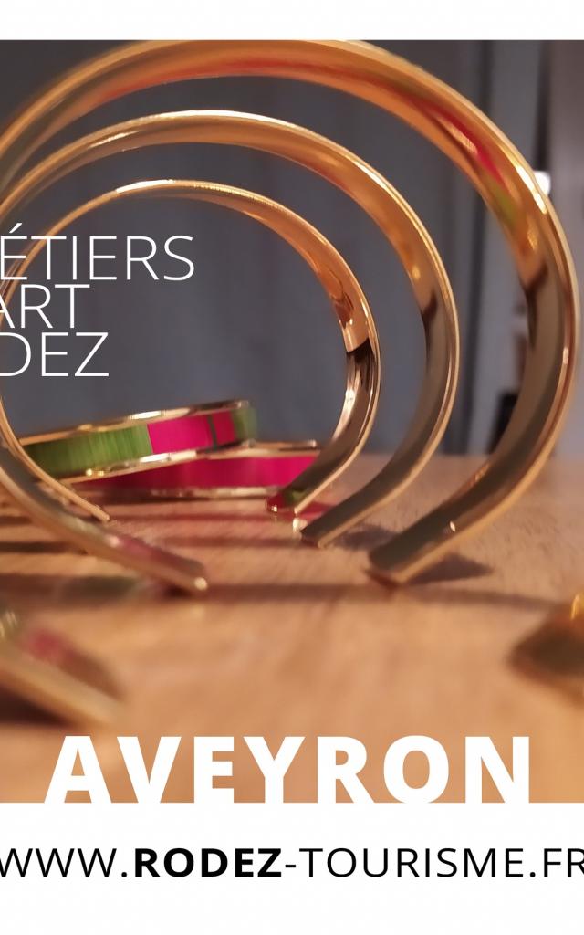 Série de bracelets joncs en marqueterie de paille pour représenter les métiers d'art à Rodez
