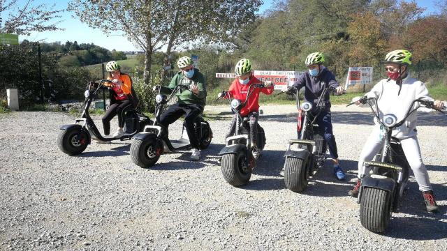 Groupe de personnes au départ d'une randonnée en Trottinette avec Vent de Liberté à Combelles