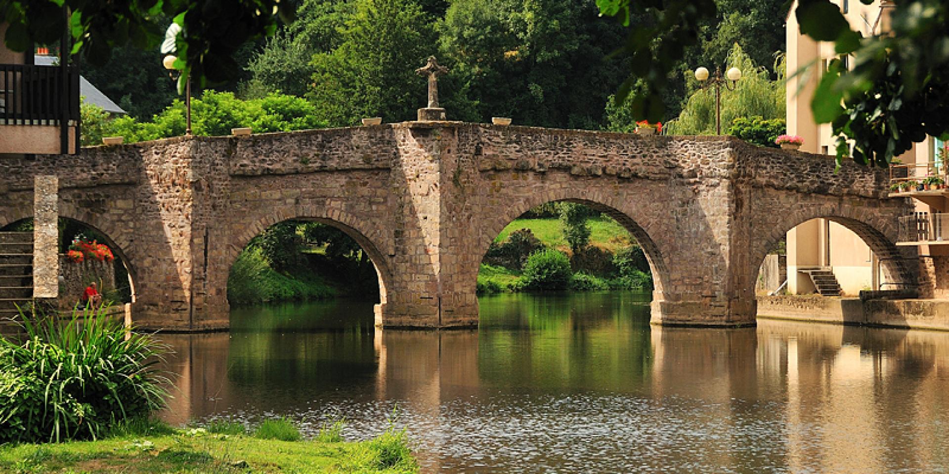 Pont en pierre avec sa croix au-dessus de la rivière Aveyron au Monastère
