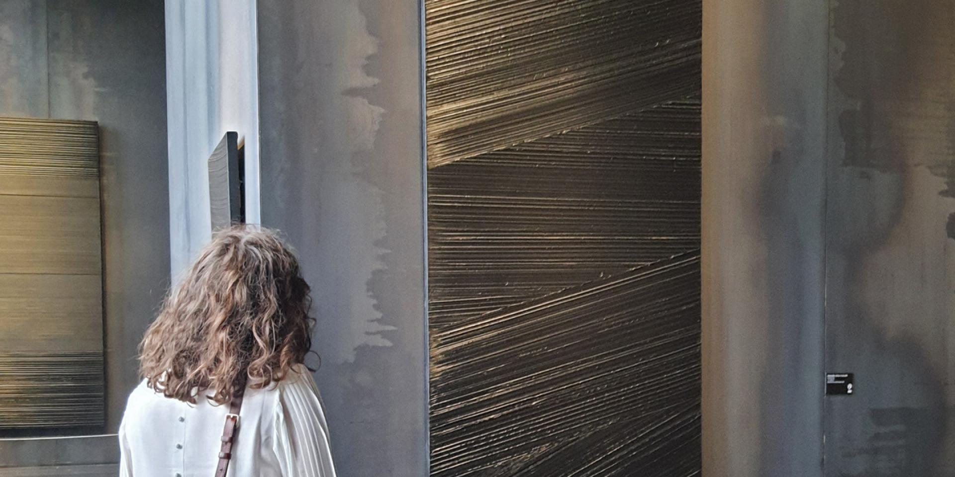 Personne admirant un outrenoir dans le musée Soulages