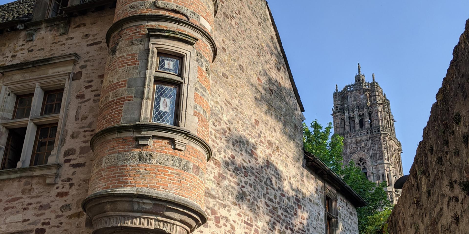 Tourelle d'angle de l'hôtel particulier Delauro dans une ruelle derrière le clocher de la cathédrale