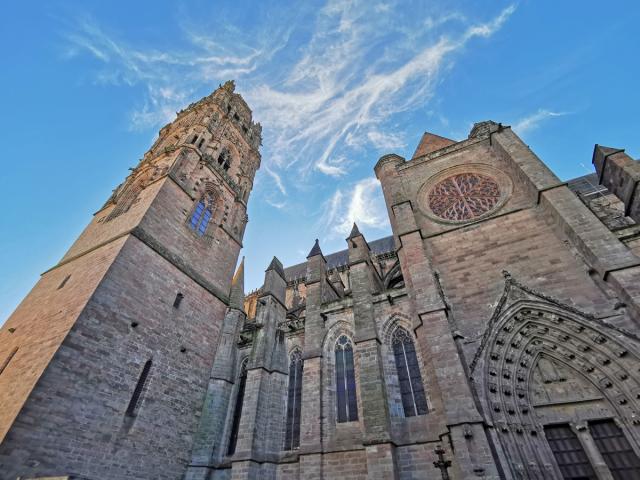 Vue latérale de la cathédrale vers le ciel voilé