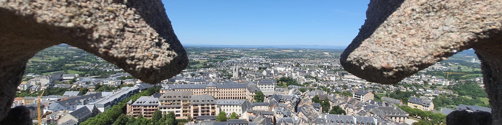 Vue sur la ville de Rodez depuis une fenêtre percée dans la pierre, au clocher de la cathédrale