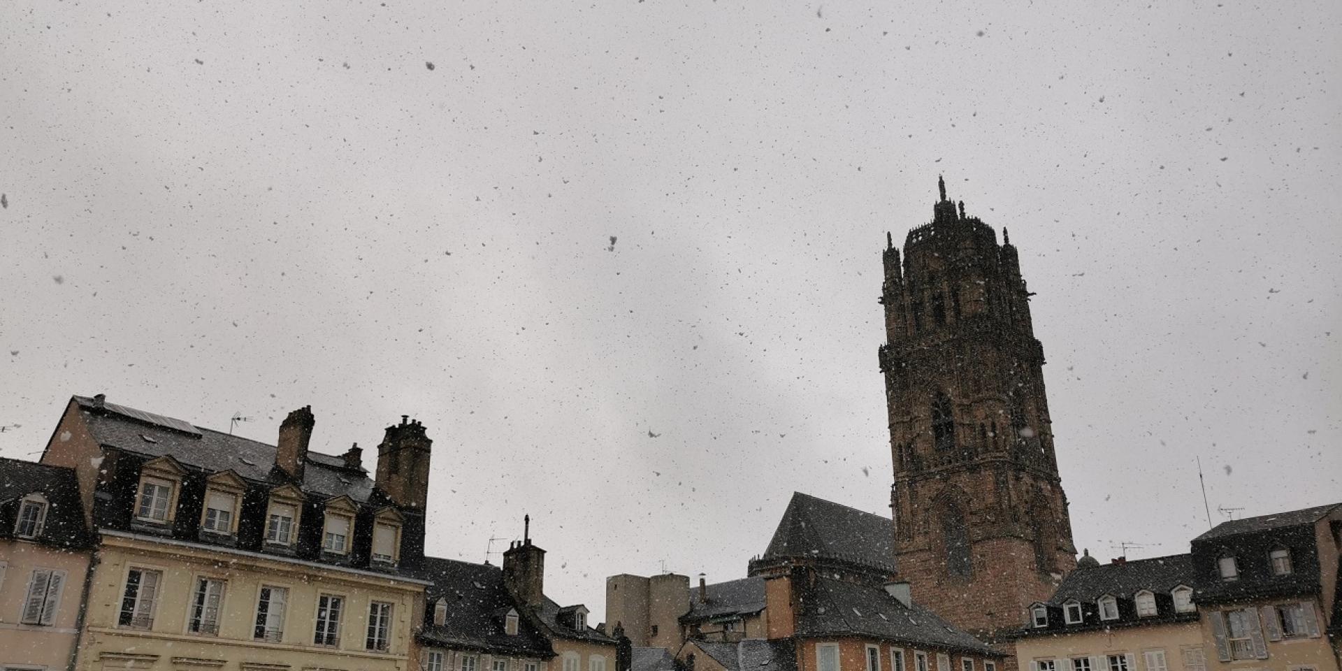 Flocons de neige tombant du ciel sur les maisons de Rodez et la cathédrale